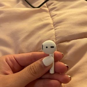 Airpod first generation RIGHT AIRPOD ONLY.
